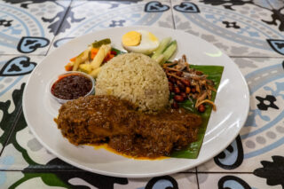 【クアラルンプール/パサール・スニ駅近グルメ】国民食ナシレマッを食べるなら、おしゃれカフェ「Kafei Dian (Petaling Street KL)」がオススメです!!